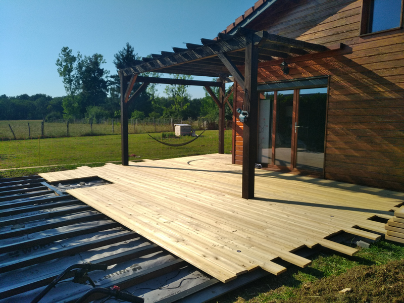 Terrasse bois Ambérieux-en-Bugey : habillage spa en cours